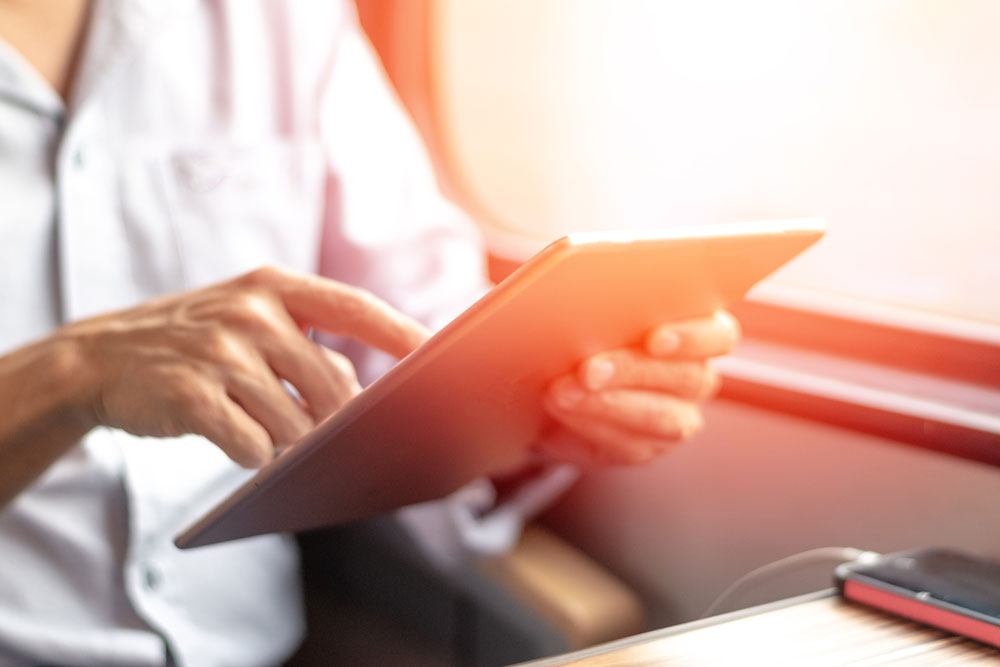 Mitarbeiter prüft Mobilfunktarife auf Tablet